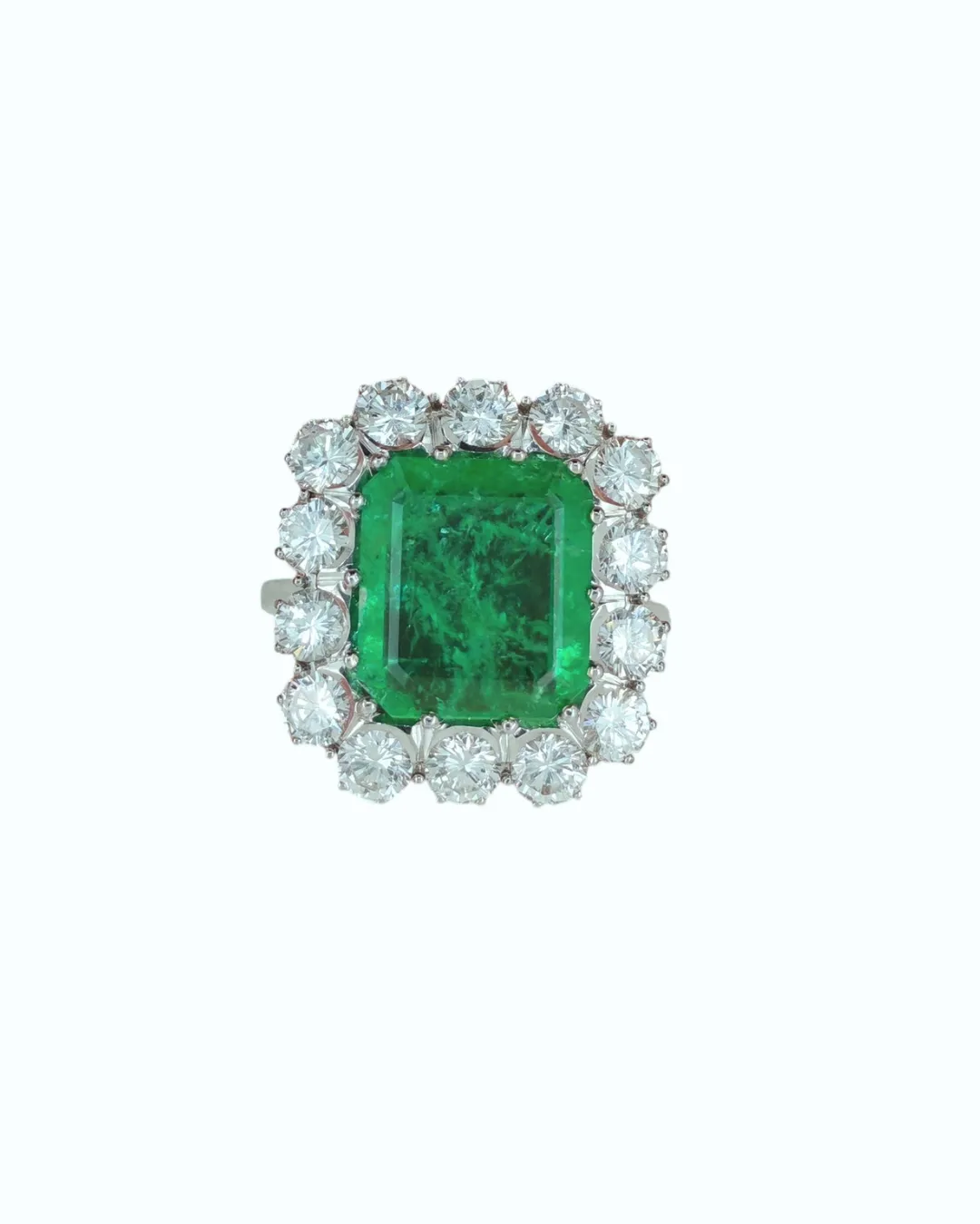 Anello in oro bianco 18kt, impreziosito da uno smeraldo al centro e diamanti, foto 2 di 5