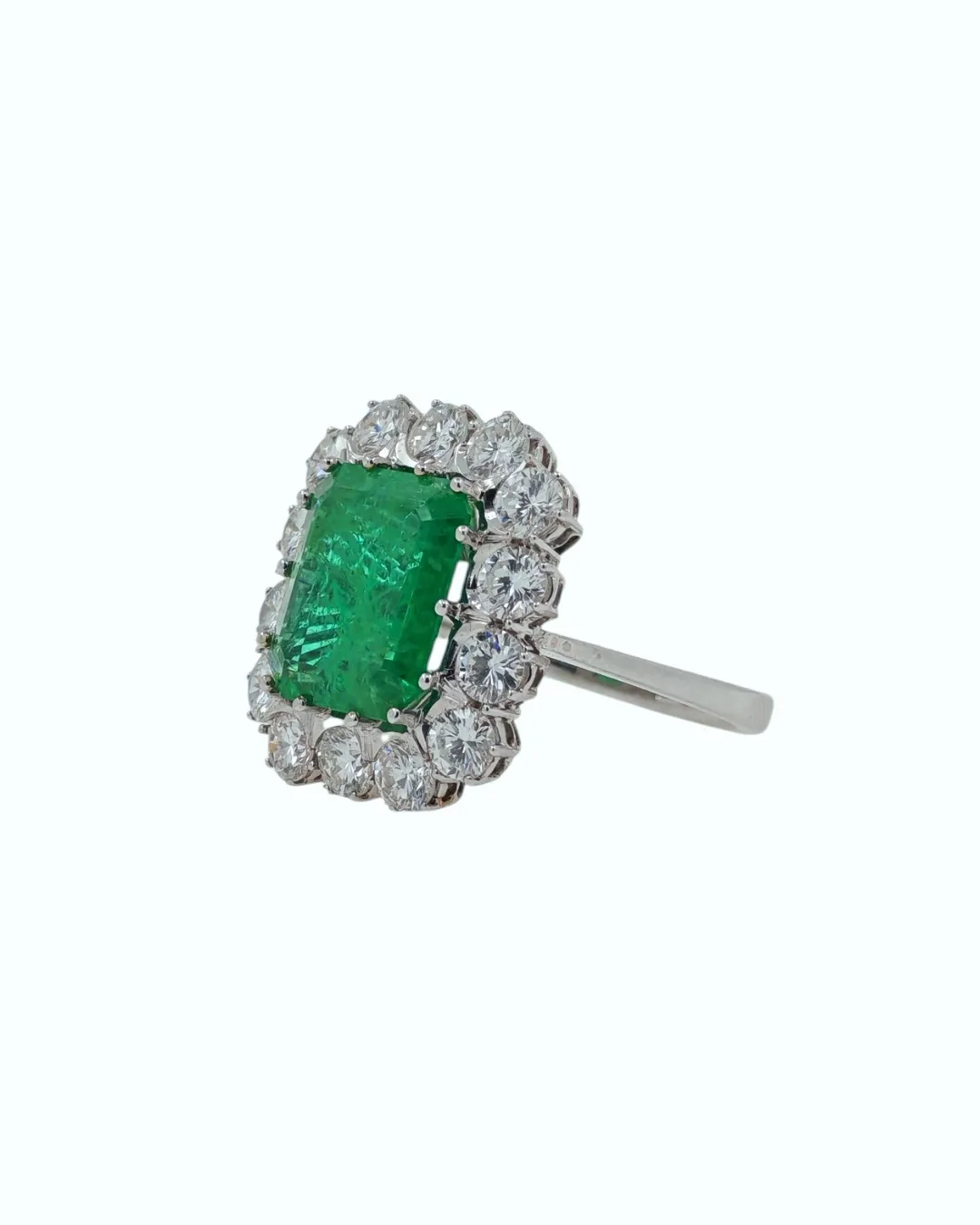 Anello in oro bianco 18kt, impreziosito da uno smeraldo al centro e diamanti, foto 3 di 5