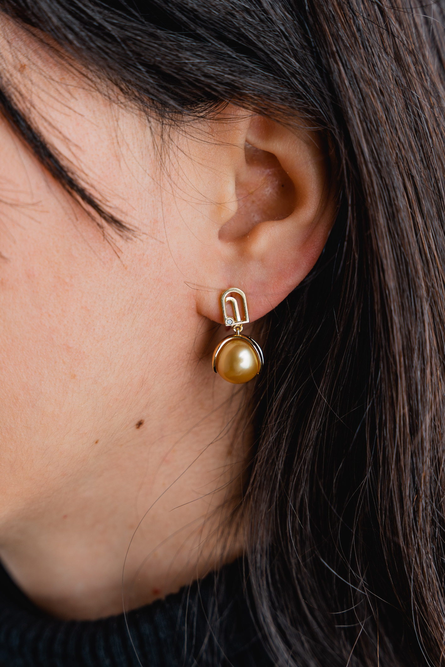 Orecchini in oro giallo 18kt con perle South sea gold e diamanti naturali, collezione I Portici, foto 2 di 4