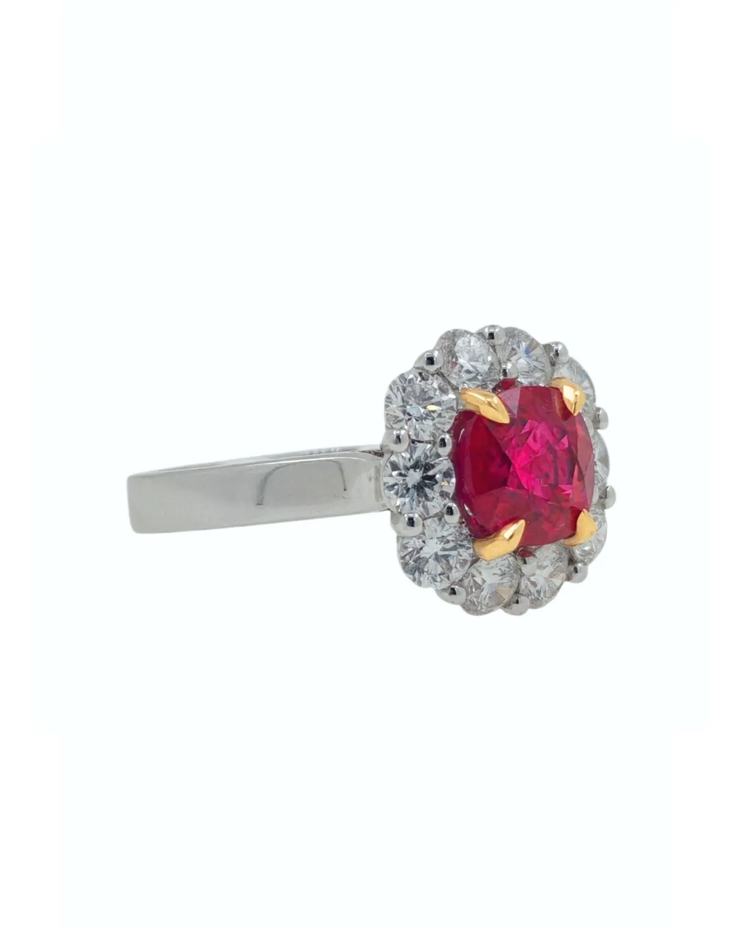 Anello in oro bianco 18kt con rubino centrale, impreziosito da diamanti, foto 2 di 5