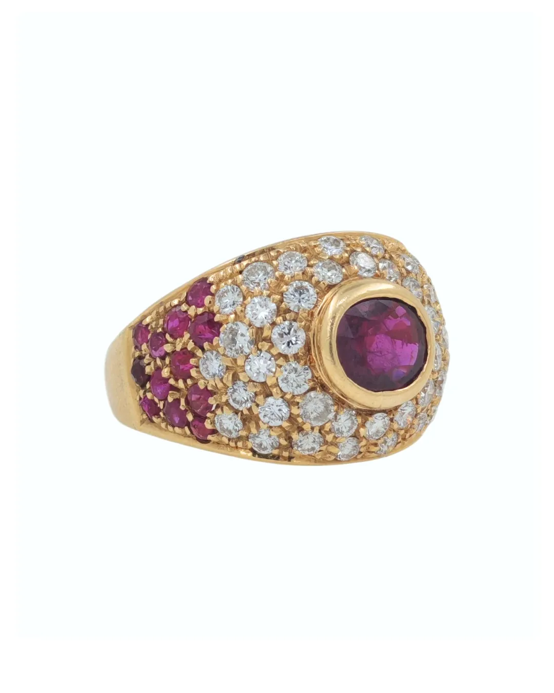 Anello in oro giallo 18kt con rubino thailandese, circondato da un pavé di rubini e diamanti, foto 2 di 5