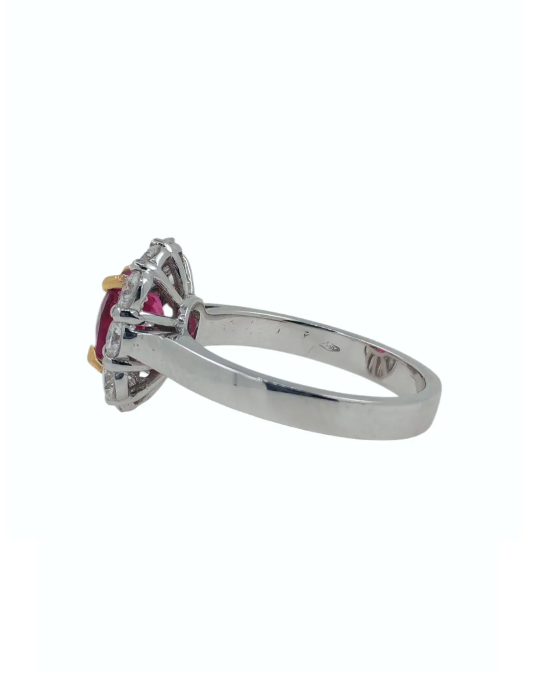 Anello in oro bianco 18kt con rubino centrale, impreziosito da diamanti, foto 4 di 5