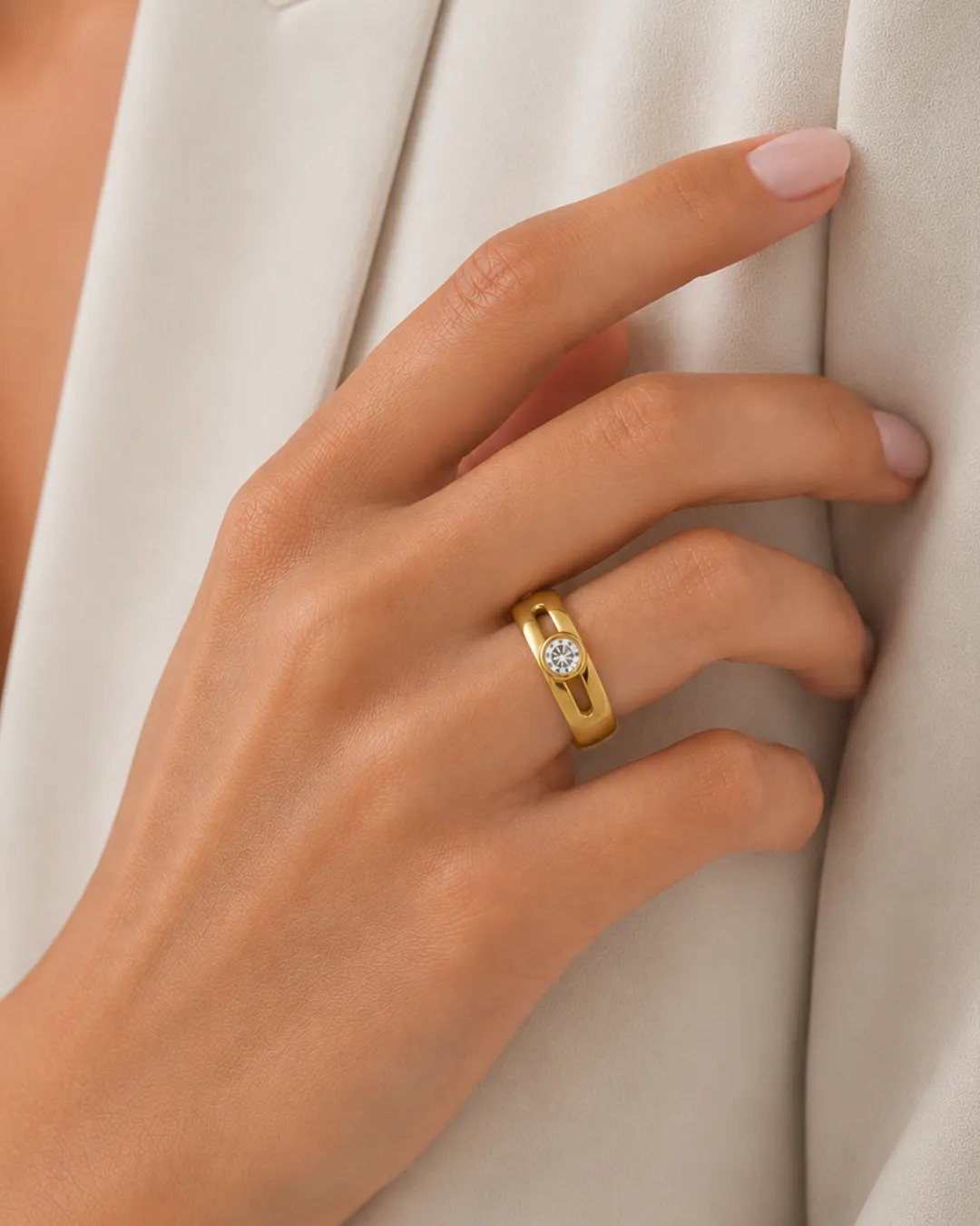 Anello solitario in oro giallo 18kt con diamante brillante al centro, foto 4 di 4