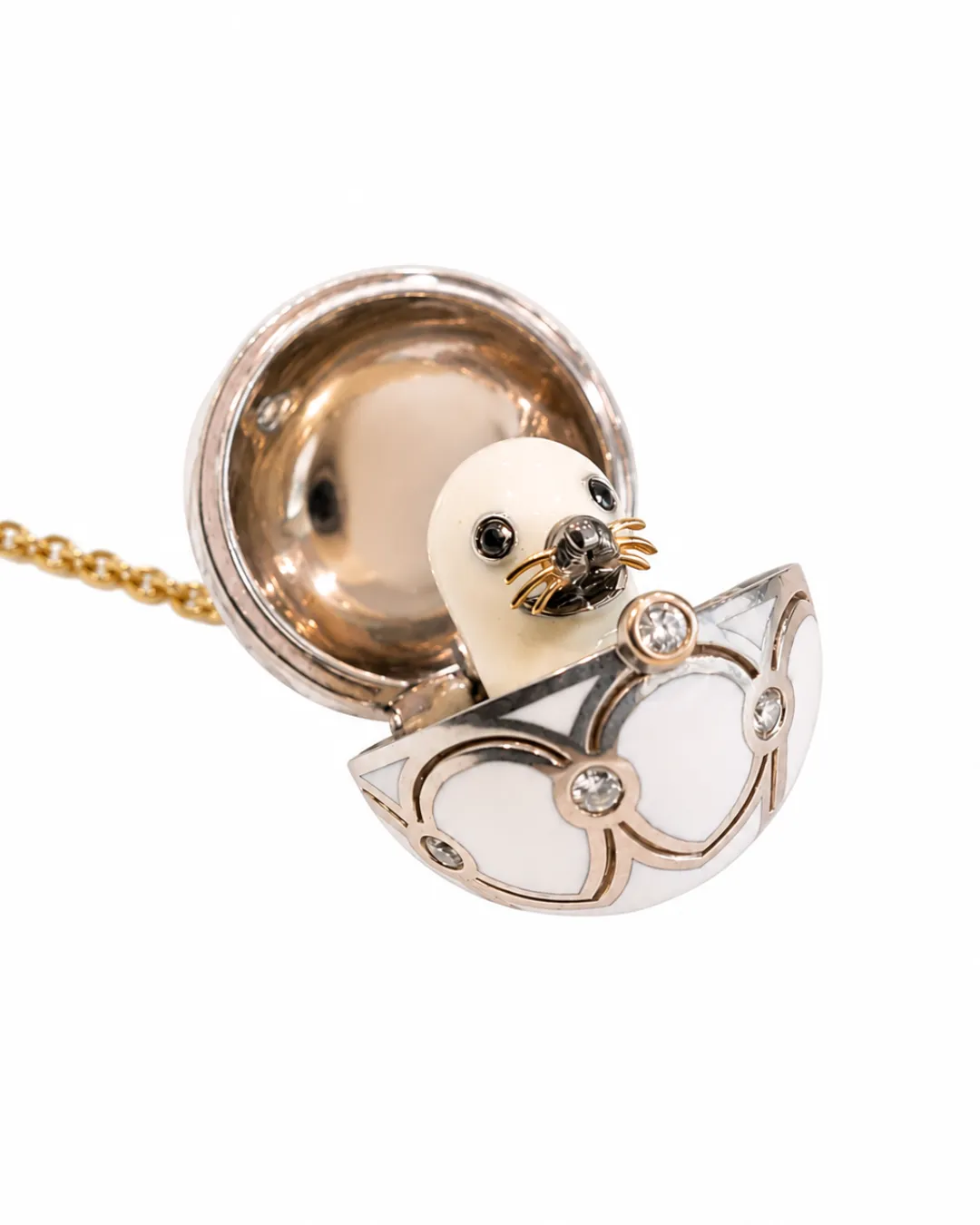 Collana Fabergé in oro bianco e giallo 18kt con medaglione apribile, diamanti e foca in lacca bianca, foto 4 di 8