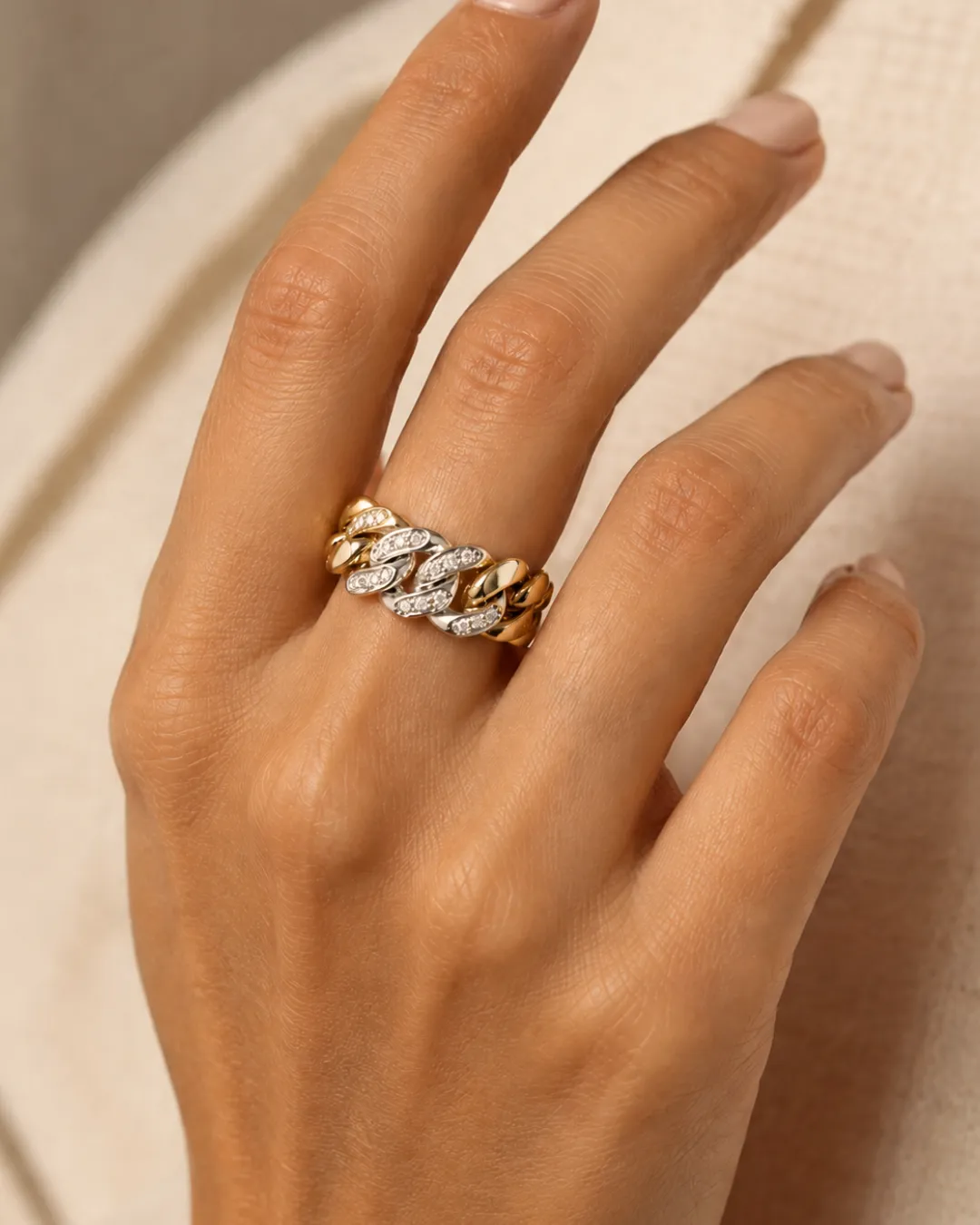 Anello Pomellato a catena in oro giallo e bianco 18kt con diamanti brillanti, foto 4 di 4