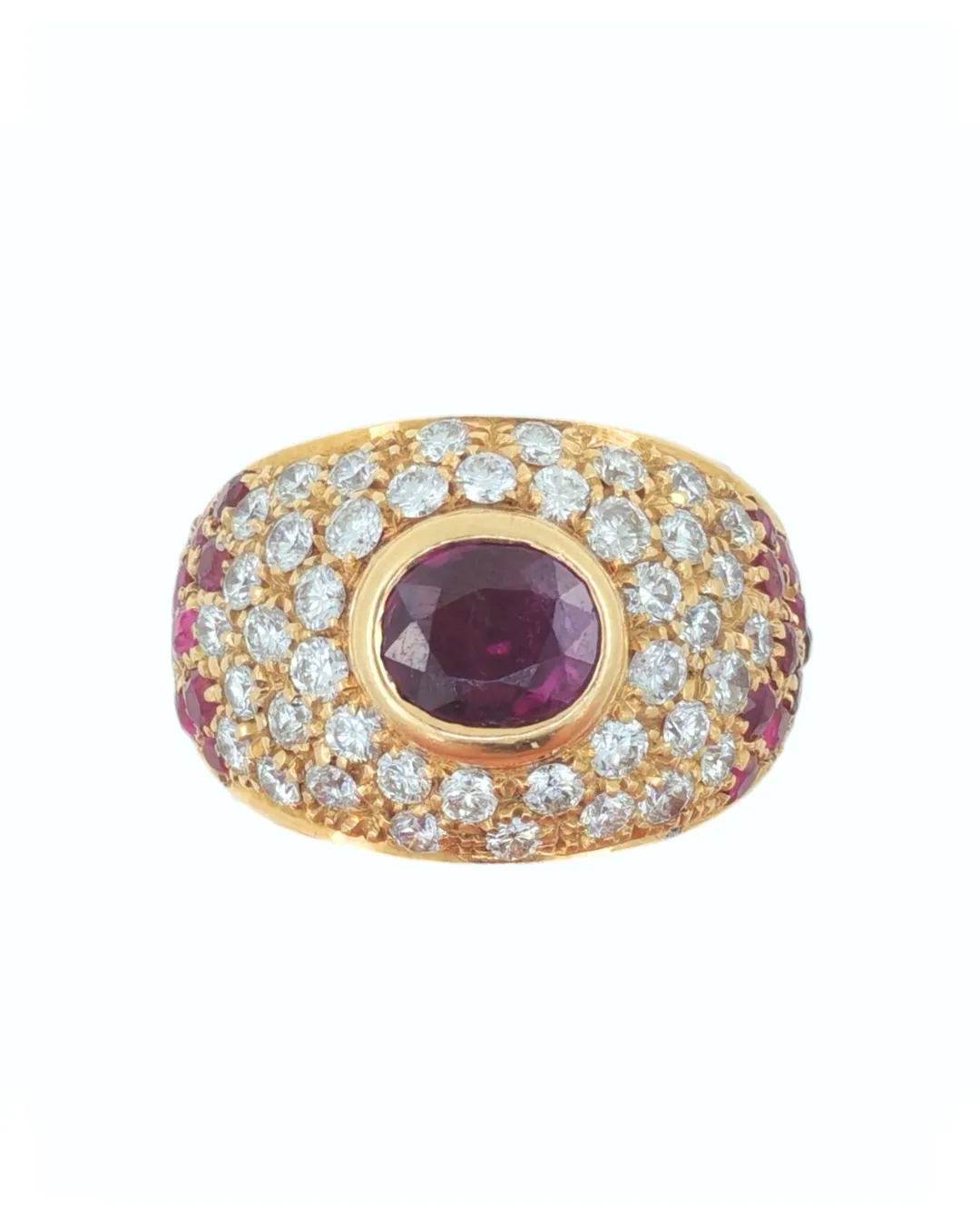 Anello in oro giallo 18kt con rubino thailandese, circondato da un pavé di rubini e diamanti, foto 4 di 5