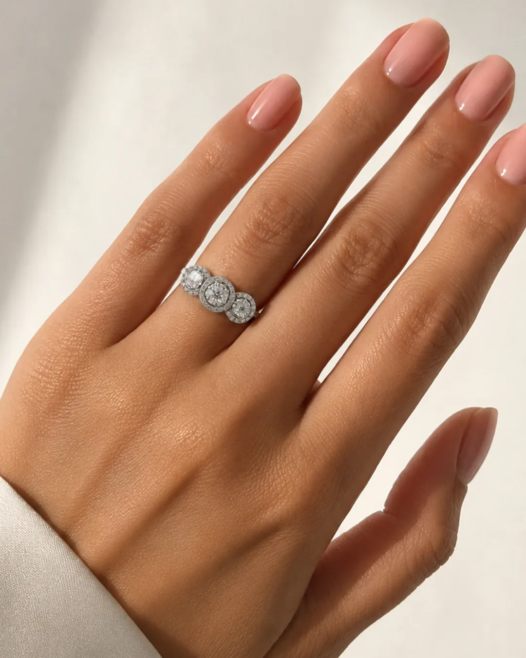 Anello trilogy in oro bianco 18kt con diamanti brillanti, foto 5 di 5
