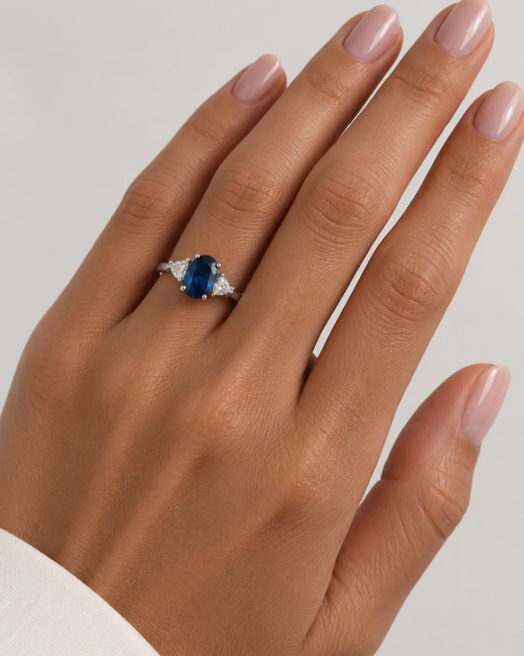 Anello in oro bianco 18kt con zaffiro centrale e diamanti brillanti, zaffiro da 2,90 carati, foto 5 di 6