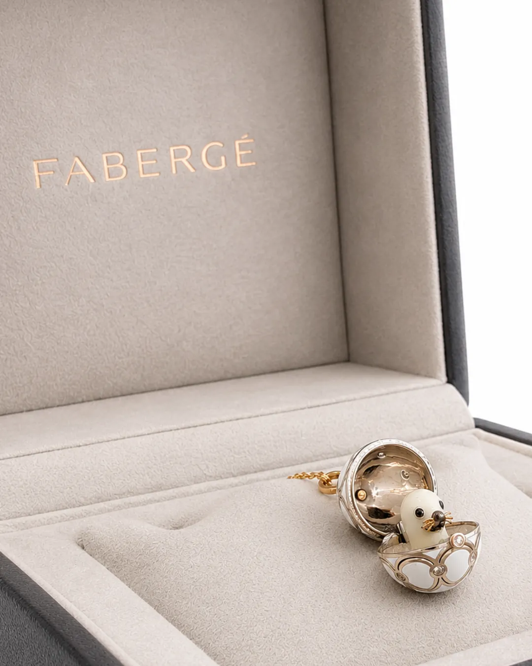 Collana Fabergé in oro bianco e giallo 18kt con medaglione apribile, diamanti e foca in lacca bianca, foto 5 di 8