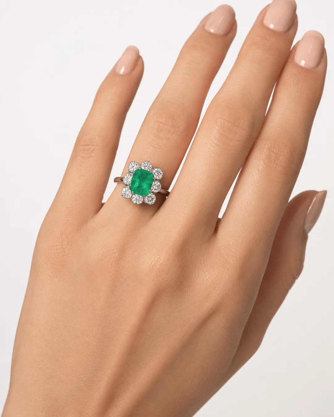 Anello in oro bianco 18kt con smeraldo al centro e diamanti, foto 5 di 5