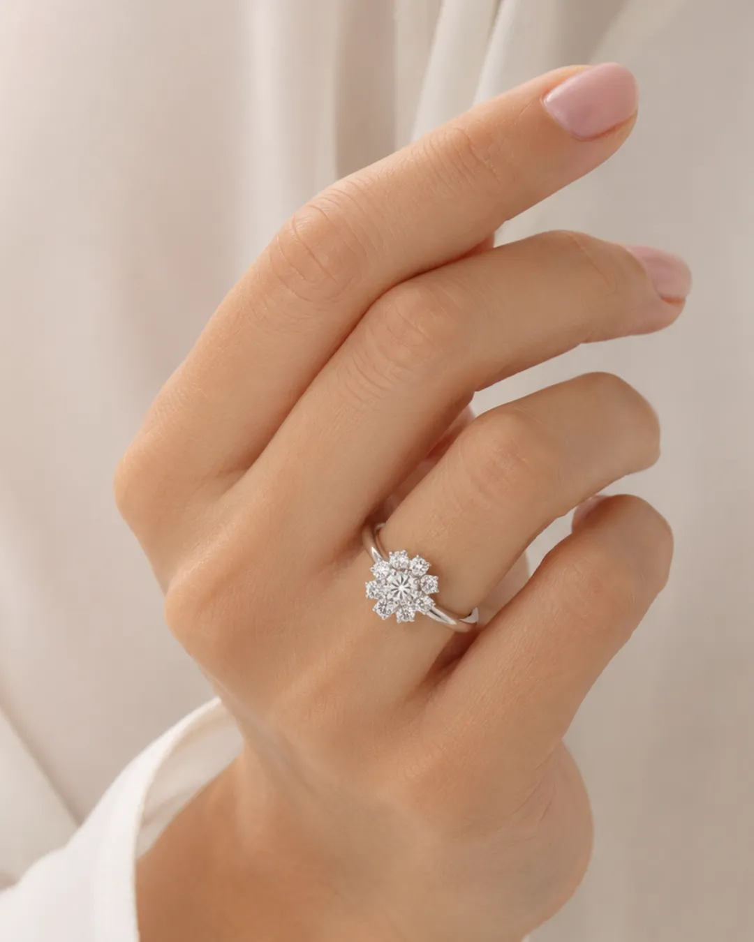 Anello margherita in oro bianco 18kt con diamanti brillanti, diamante centrale da 0,47 carati, foto 5 di 5