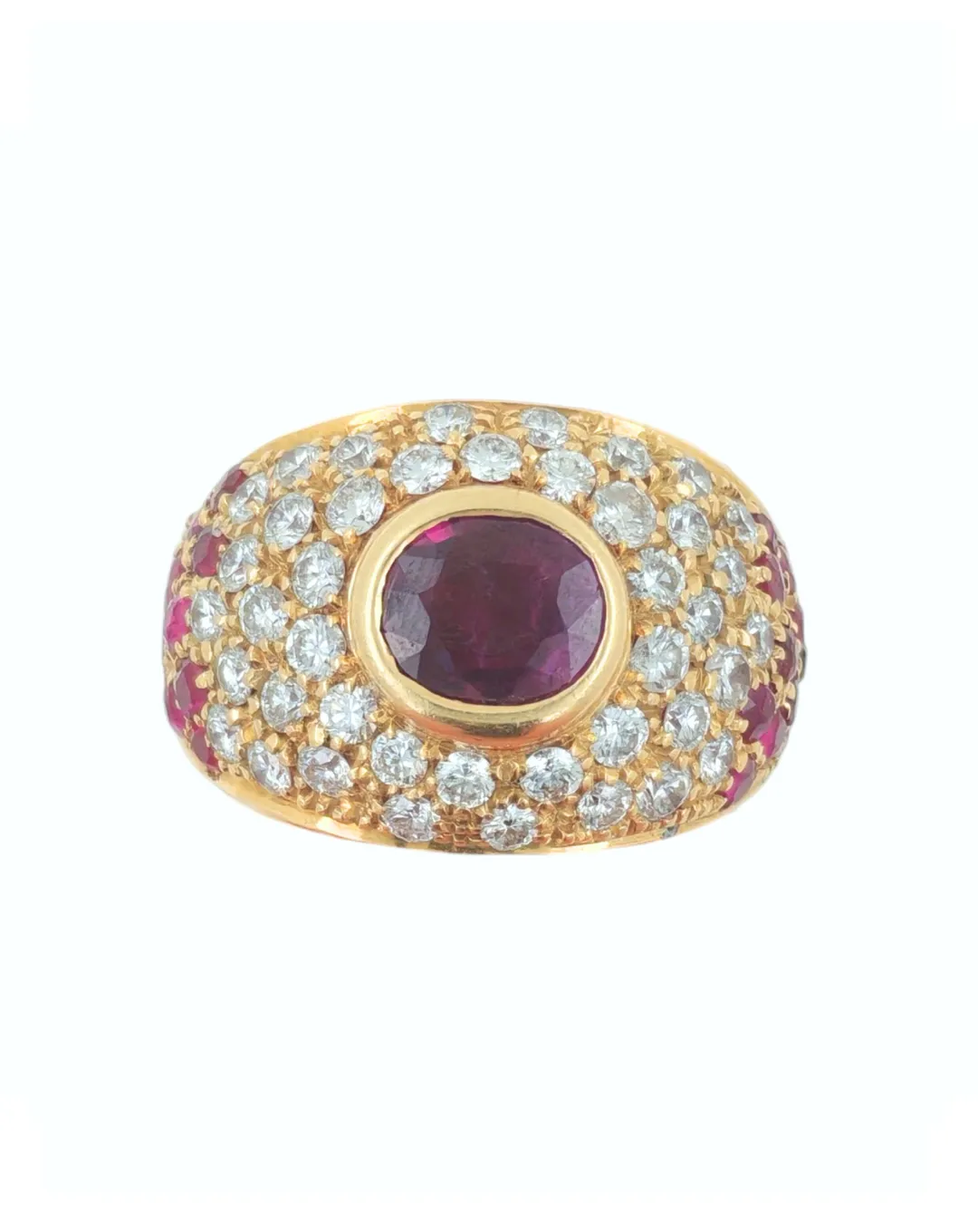 Anello in oro giallo 18kt con rubino thailandese, circondato da un pavé di rubini e diamanti, foto 5 di 5