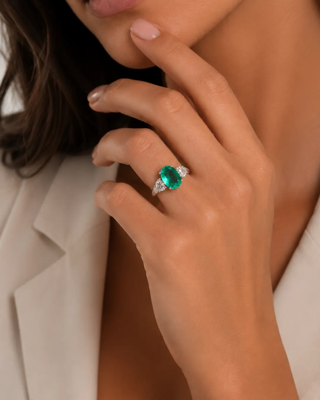 Anello in oro bianco 18kt con smeraldo centrale e diamanti, foto 5 di 5