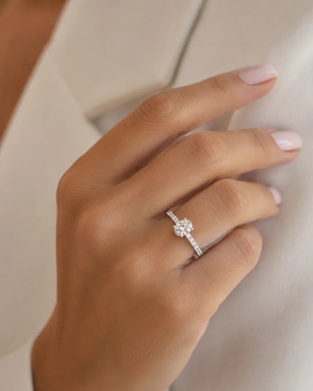 Anello in oro bianco 18kt con diamante centrale, affiancato da diamanti brillanti, foto 4 di 5