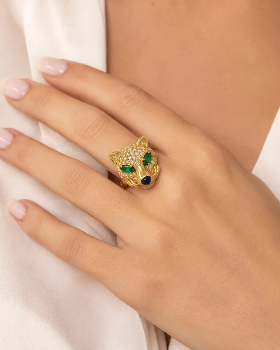 Anello a forma di volpe in oro giallo 18kt con diamanti, smeraldi e zaffiro, foto 4 di 4