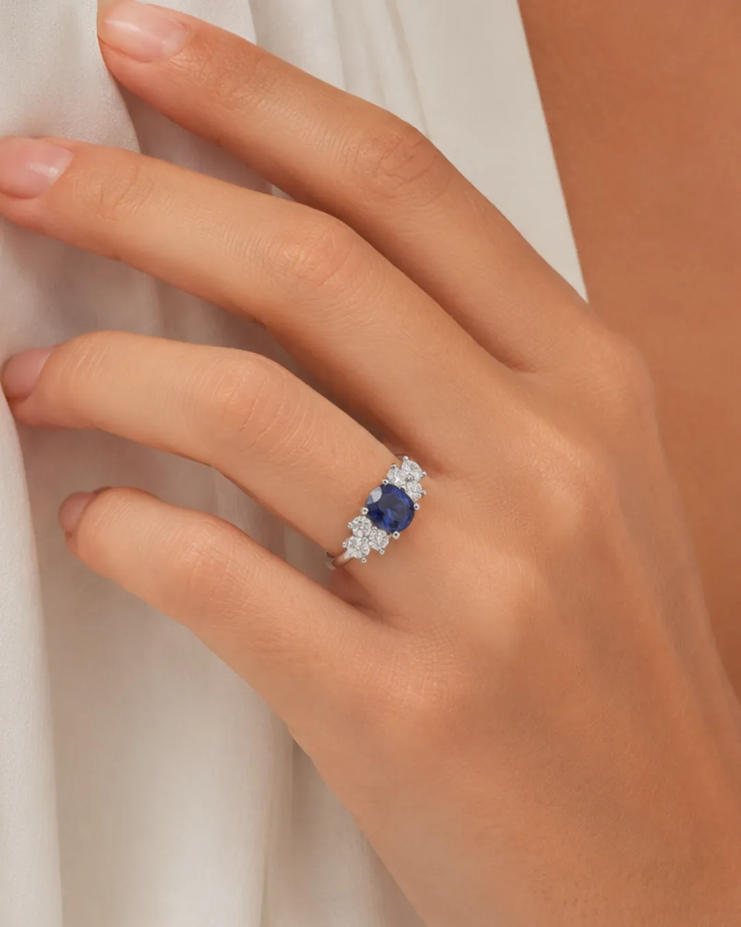 Anello in oro bianco 18kt con zaffiro naturale e diamanti, foto 4 di 4