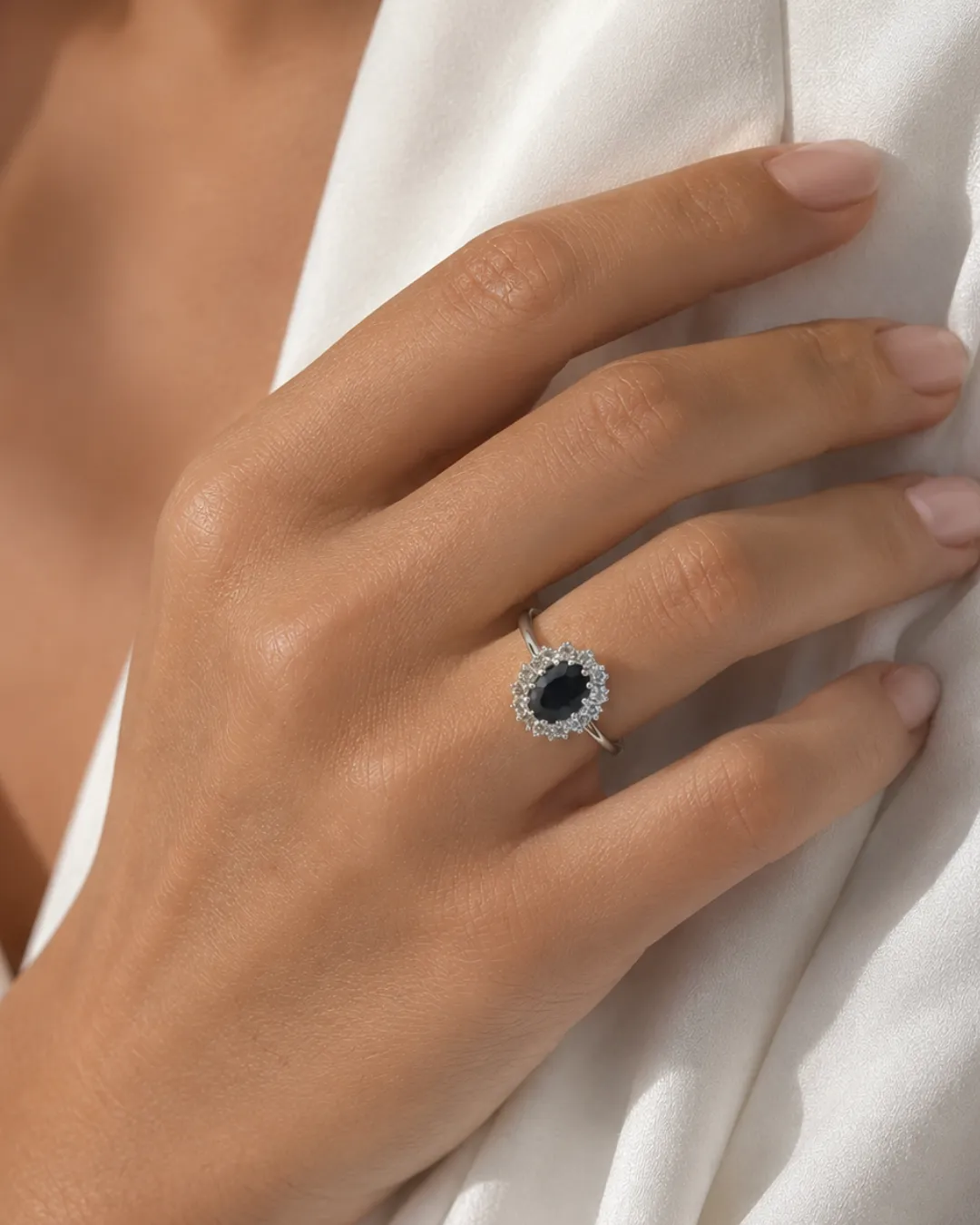 Anello in oro bianco 18kt con zaffiro profondo e diamanti brillanti, foto 5 di 5